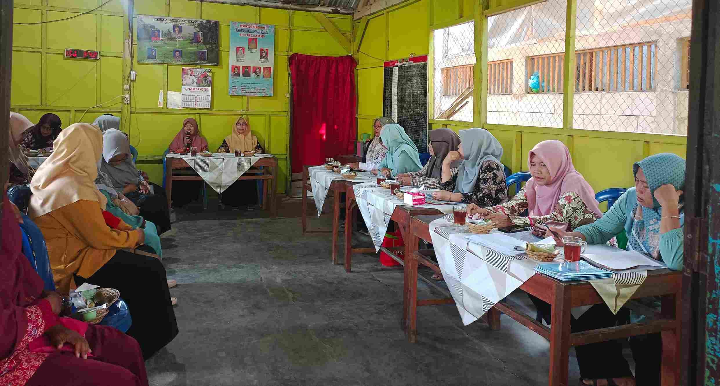 Penyuluh Agama Ajak Kader PKK RW 2 Desa Kebasen Bangun Pilar Sakinah