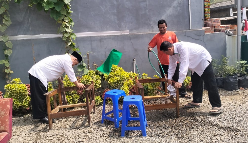 0408__Bersih_Meja_Kursi.jpg