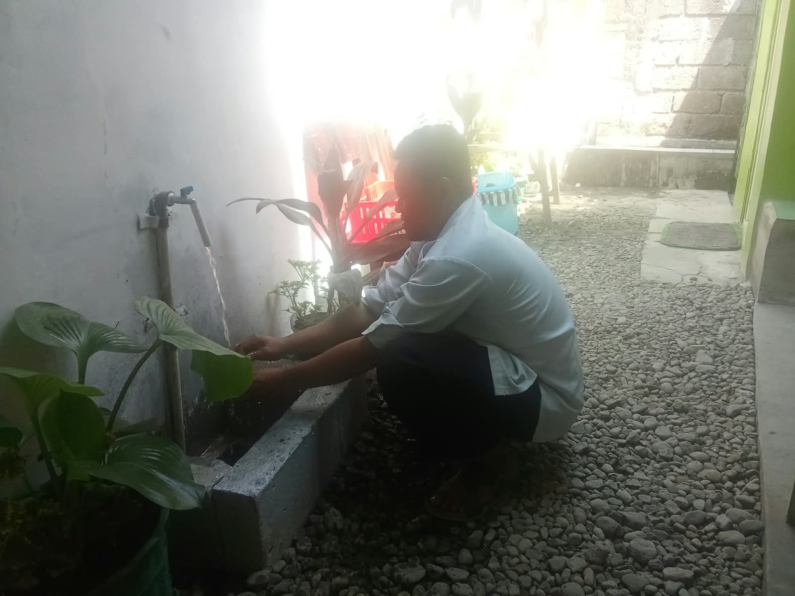 1__penyuluh_Agama_Bantu_cuci_gelas.jpg