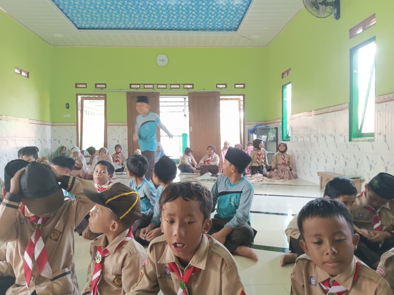 27__suasana_riuh_mushola_MI.jpg