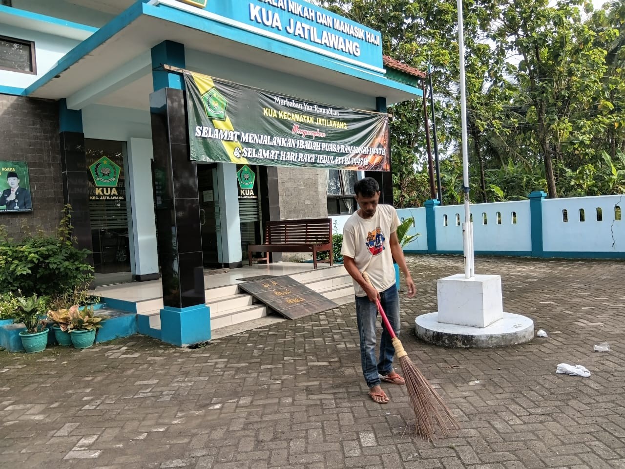 28-04-2026_Sosok_di_Balik_Kebersihan_KUA_jpg.jpeg