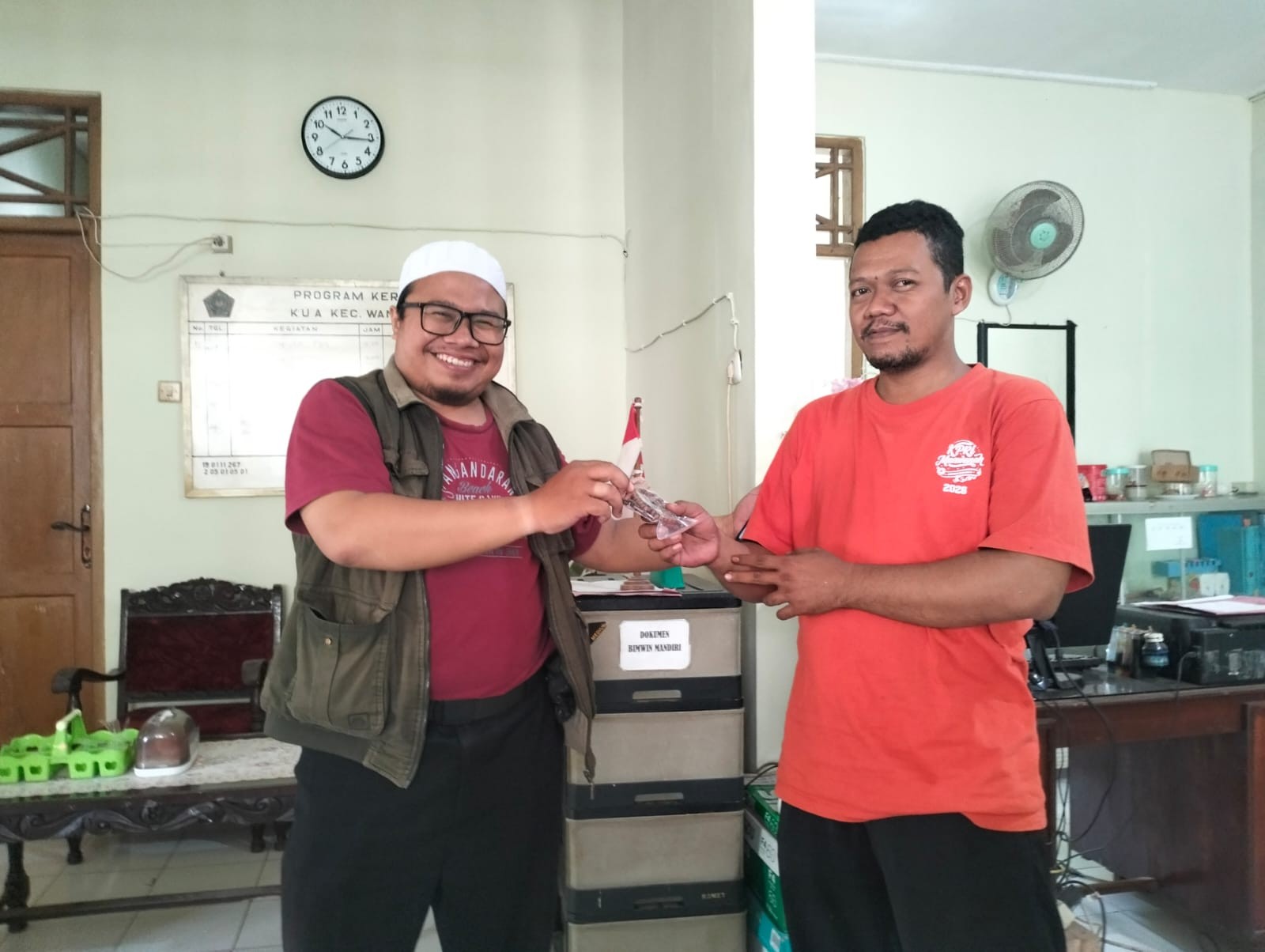 28__sarif_dikasih_doorprize_tasbih.jpg