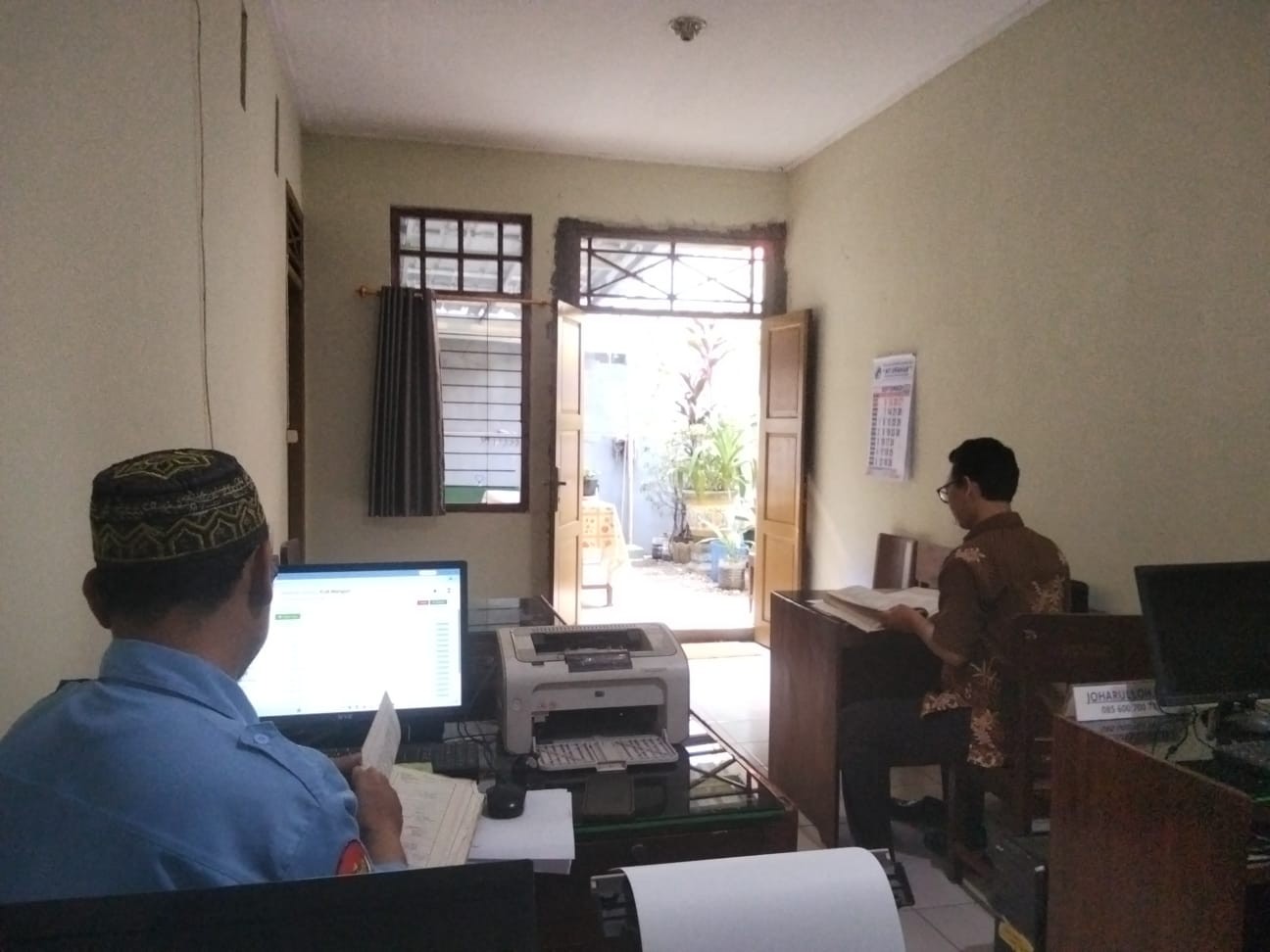 2__Mencari_data_nikah_an__Budiman_dan_Tasiyah_warga_desa_klapagading_kulon.jpg