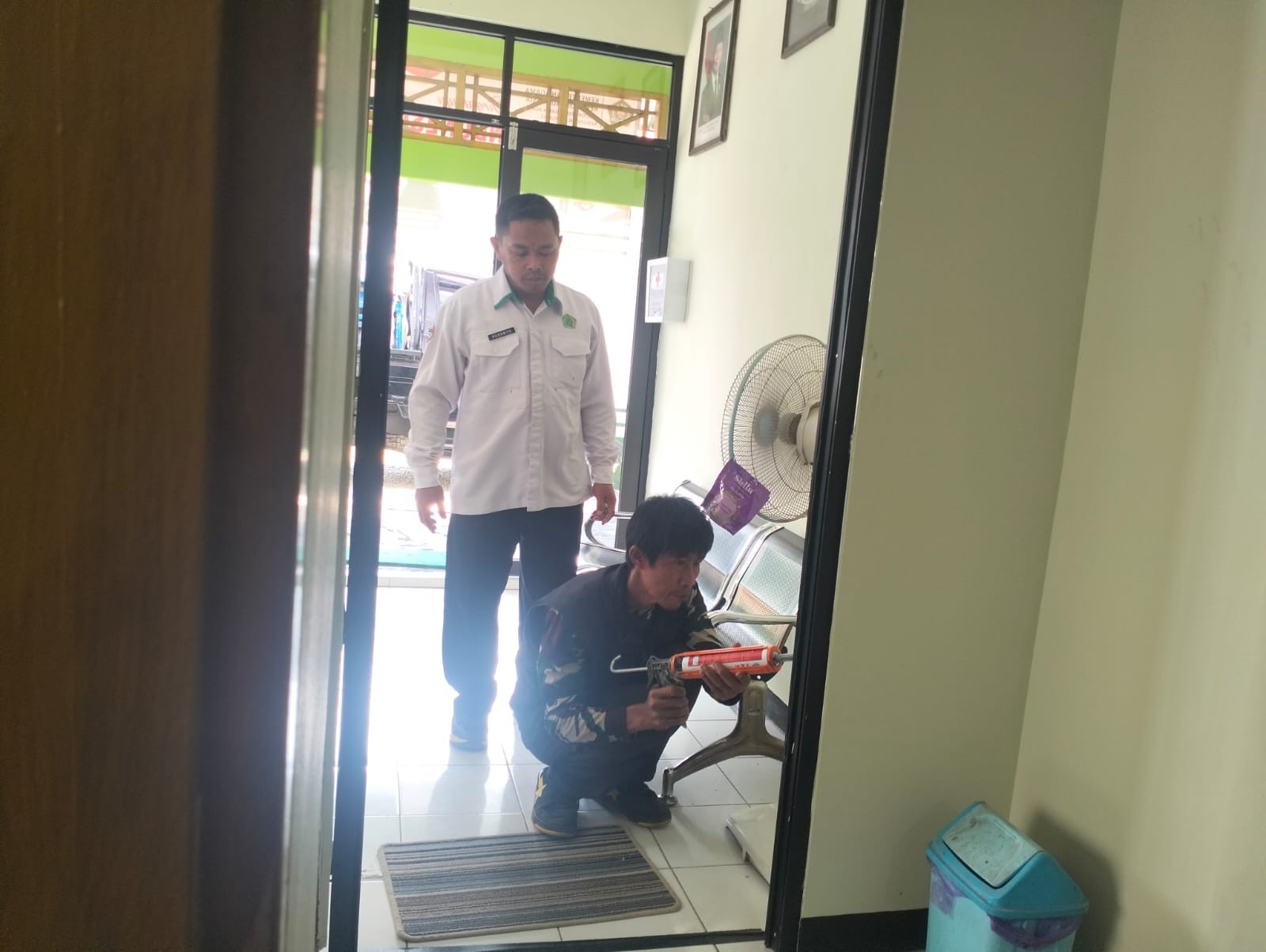 31_14__pengawasan_pemasangan_pintu_kamuflase_oleh_santo.jpg