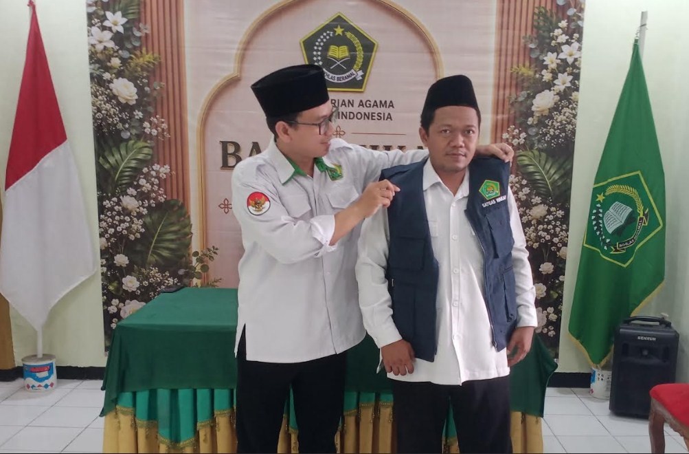3__Penyematan_Rompi.jpg