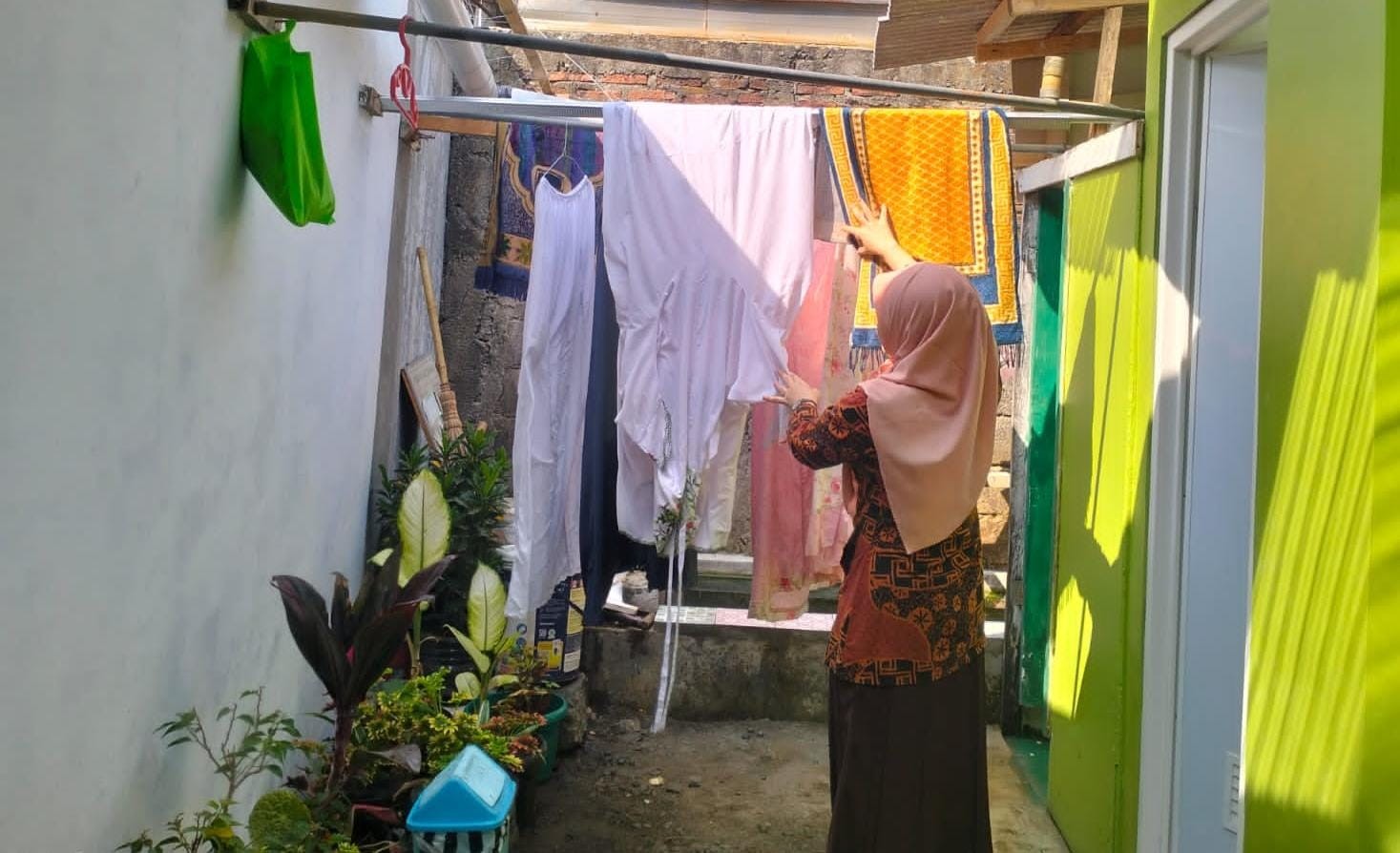 3__memanfaatkan_mentari_pagi_yang_terik_untuk_menjemur_sajadah_mushola_al_fairuz.jpg