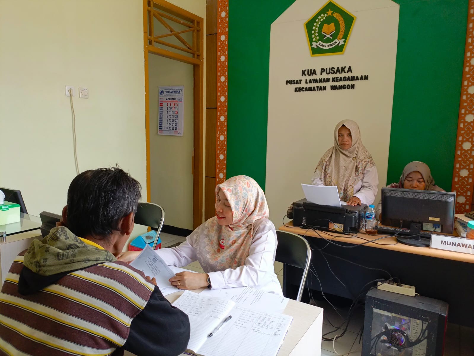 4__Sikap_Humanis,_Pegawai_KUA_Berikan_Pelayanan_Konsultasi_Buku_Nikah.jpg