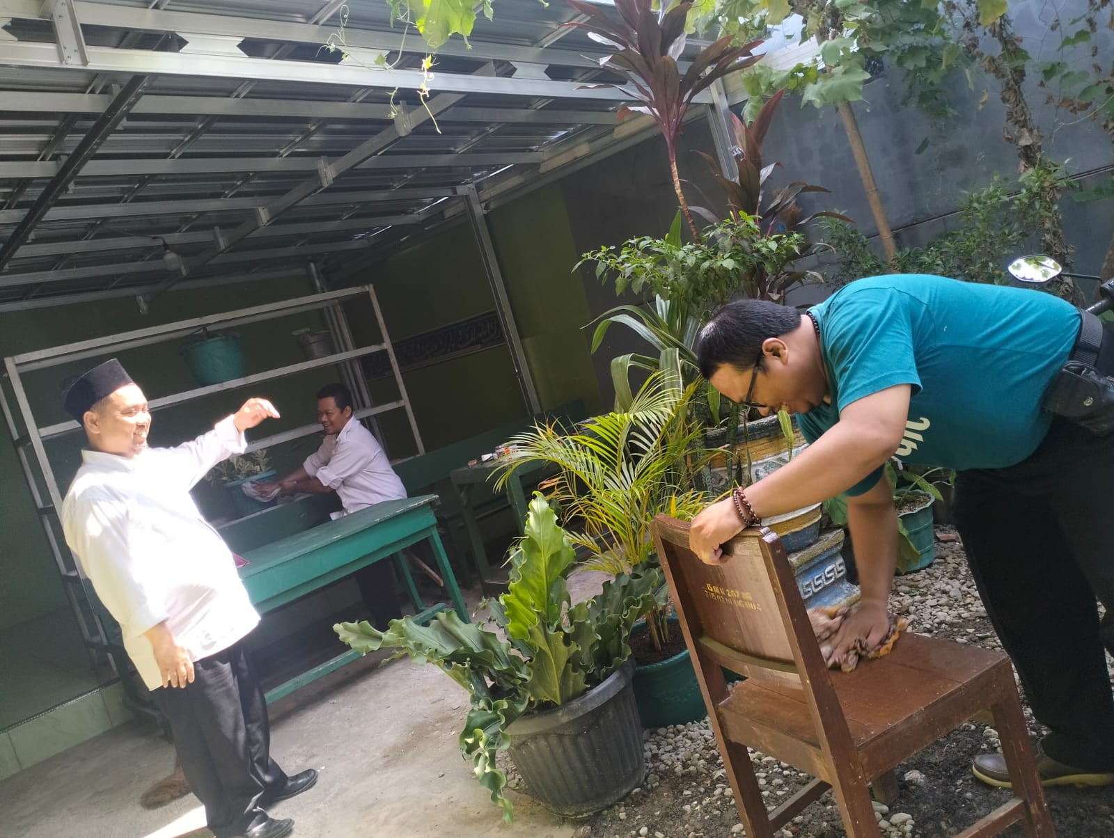 4__Tingginya_Rumangsa_Handarbeni_Penyuluh_Bahu_Membahu_Bersihkan_Perabotan_KUA.jpg