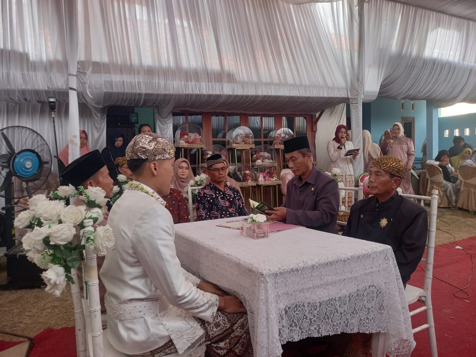4__pernikahan_rawaheng_penghulu_nasehati_pasangan_catin.jpg