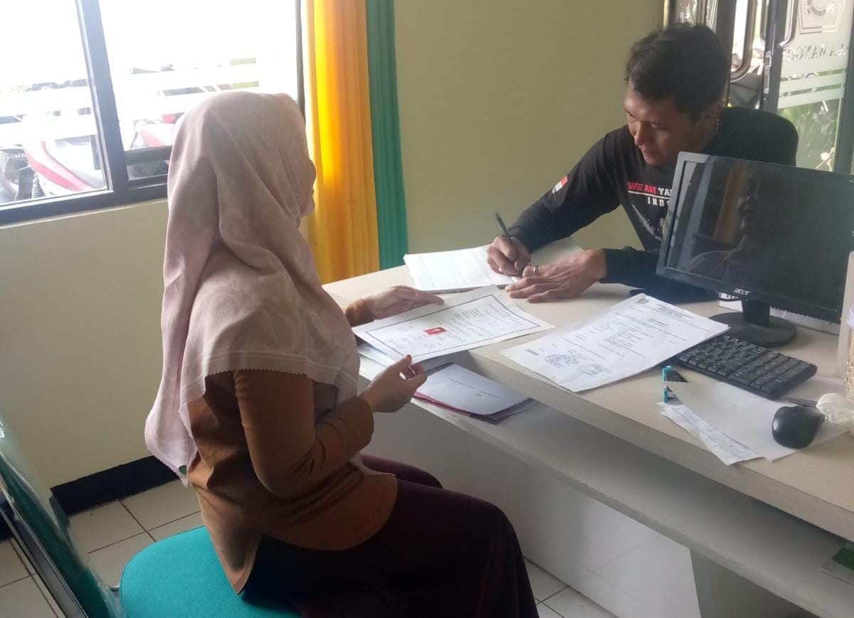 7__pegawai_berikan_pelayanan_konsultasi_perubahan_data_agama.jpg