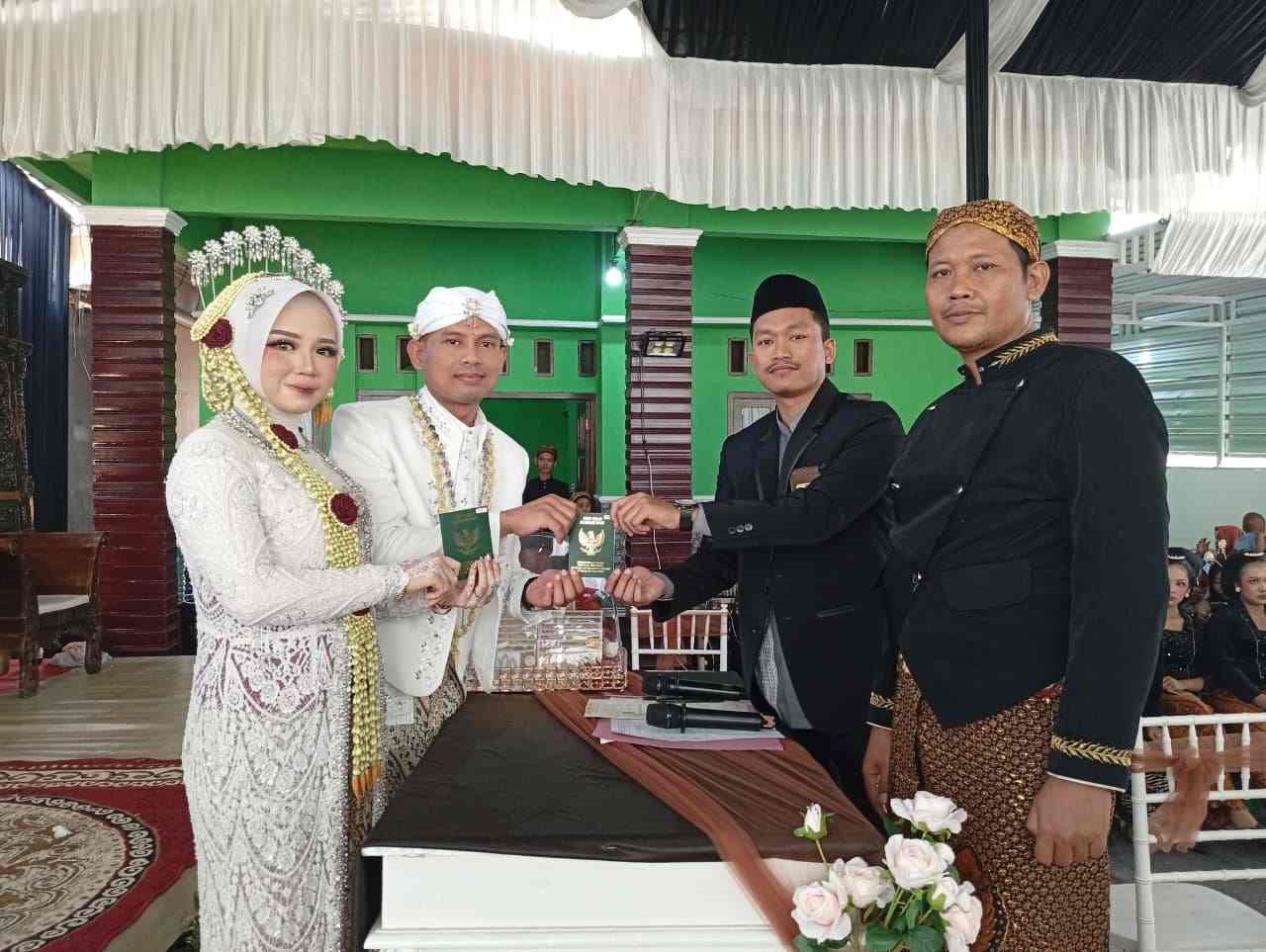 Ali_dan_Lifia_-_Gunungwetan_11zon.jpeg