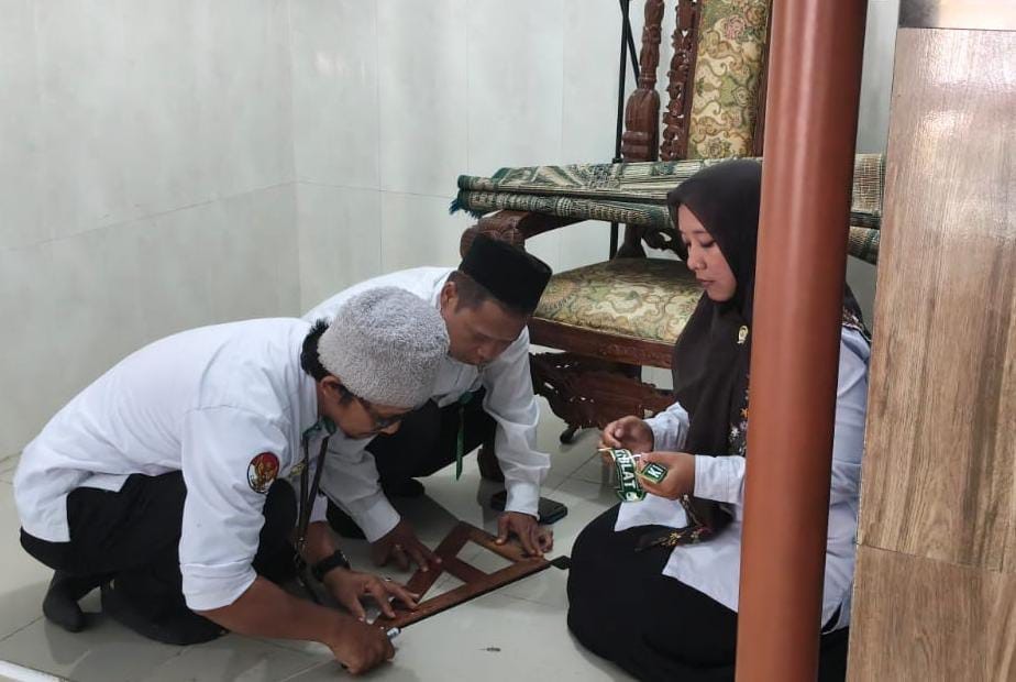 Ukur_arah_kiblat.jpeg
