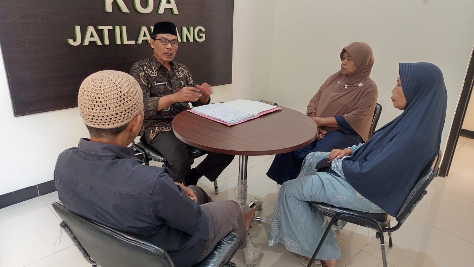 izul_Pemeriksaan_berkas_(wali_dan_ortu_angkat)_an_Rafi_Tajdidul_Haq_dan_Afifah_L_R__Tunjung.jpeg