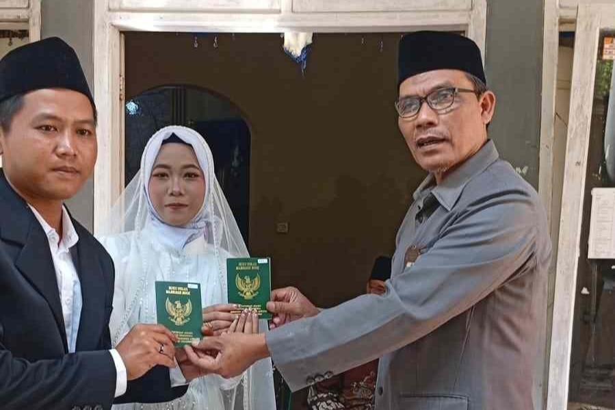 izul_imam_priansyah_dan_dewi_puji_ratnasari_tinggarjaya_11zon1.jpeg