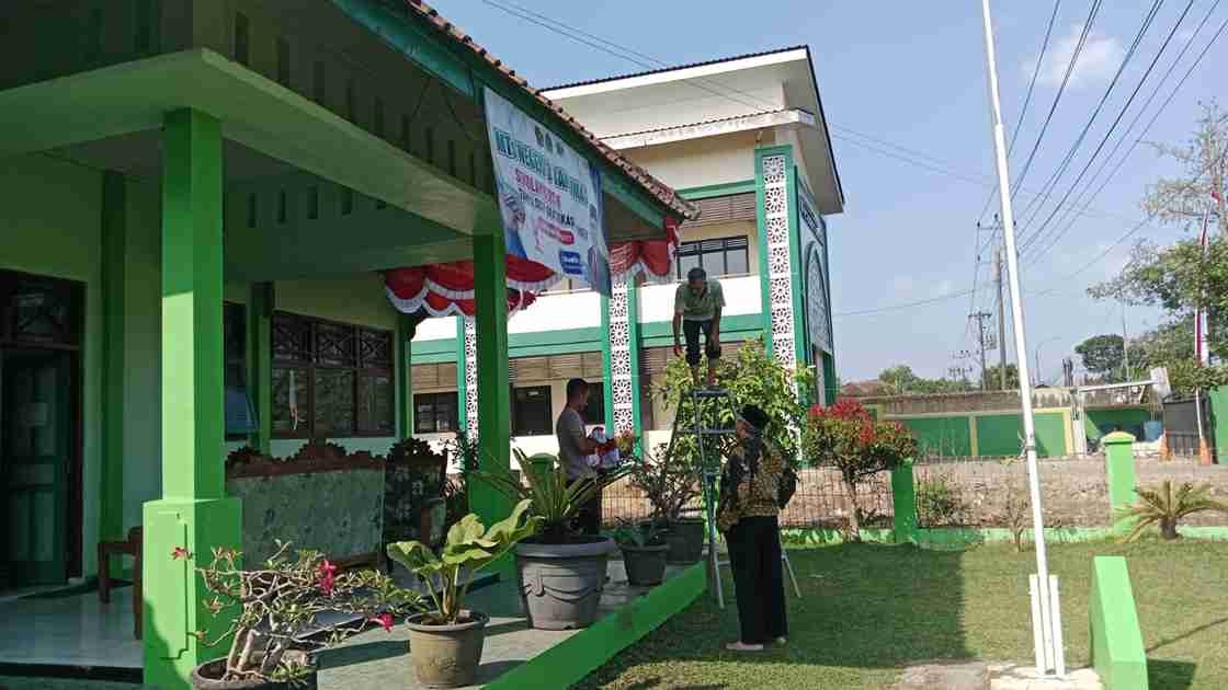 pemasangan_atribut_HUT_RI_11zon.jpg
