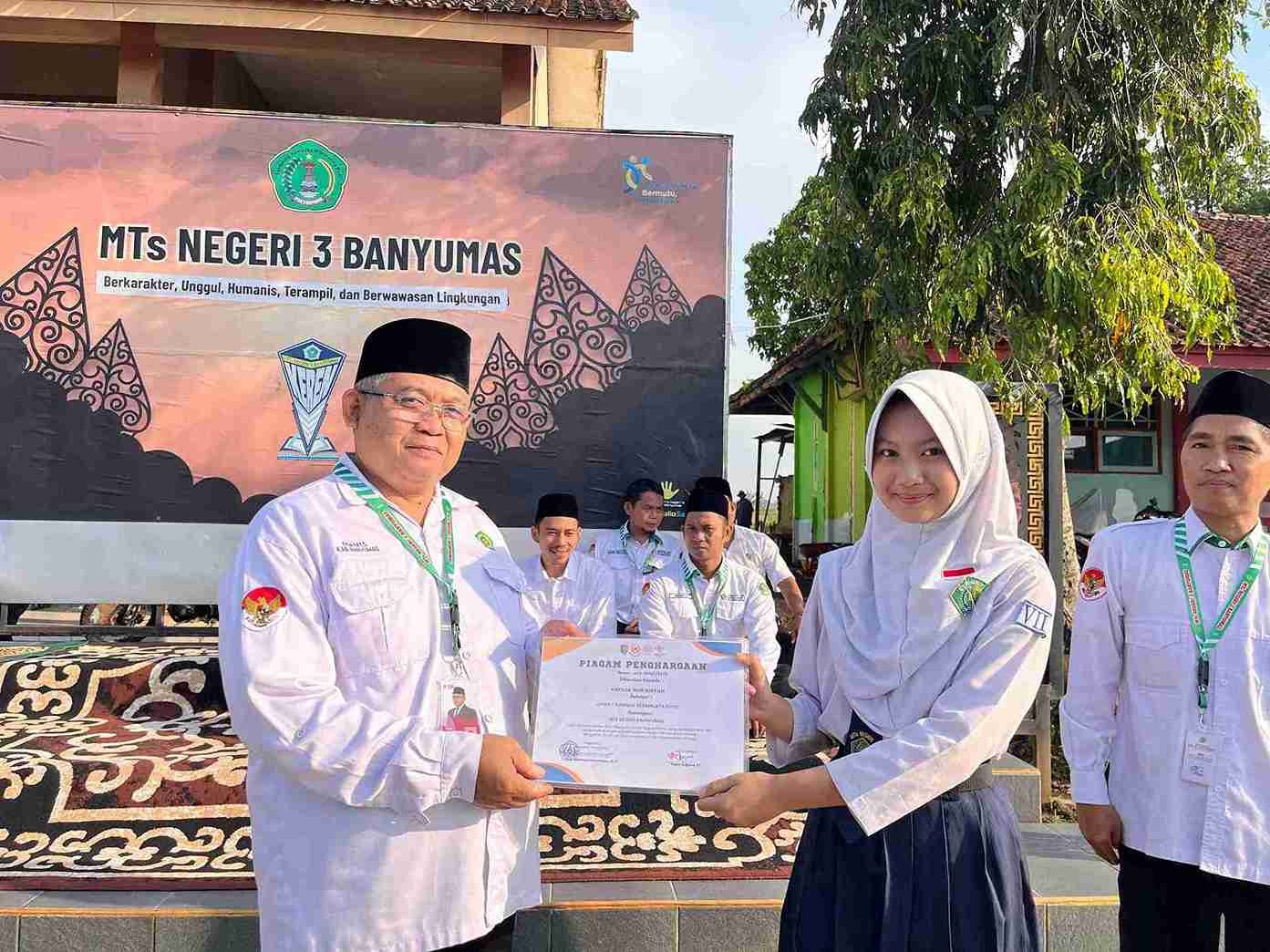 penyerahan_medali_11zon.jpg