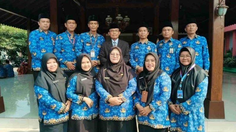 Guru Madrasah Berdiri di Garis Depan, Upacara Hari Kesaktian Pancasila di Kembaran Berlangsung Khidmat