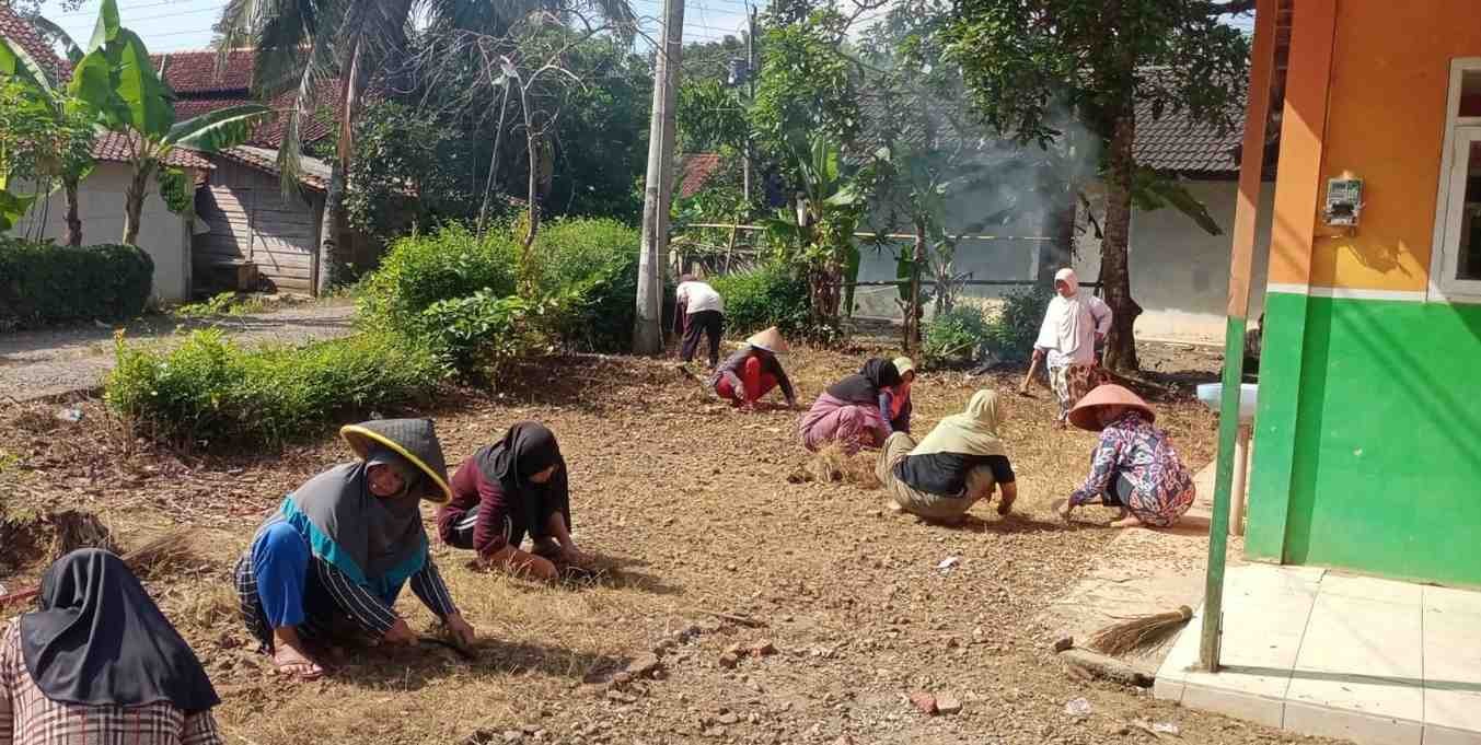 Aksi Nyata Jamaah Majelis Cinta Islam Cikakak  dalam Menjaga Kebersihan Lingkungan