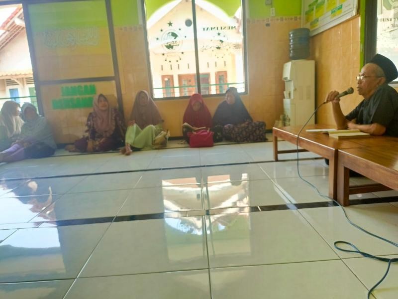 Penyuluh Agama KUA Wangon Ikuti Ngaji Rutin MT Al Imla Sekaligus Kenalkan KUA PUSAKA