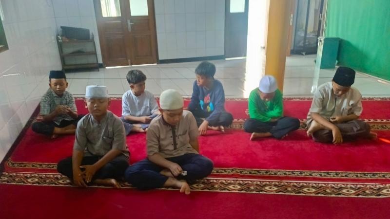 Remaja MT Al Irsyad Klapagading Semakin Rajin Sholat Berjamaah Setelah Dapatkan Bimbingan Penyuluh