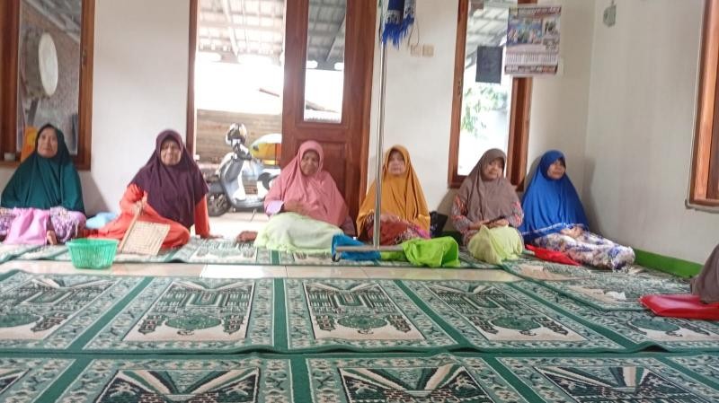 Jamaah MT Al Hidayah Jambu Ikuti Bimluh dengan Serius tetapi Santai