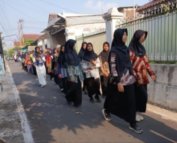 Peserta Didik Laksanakan Pawai Hari Batik Nasional