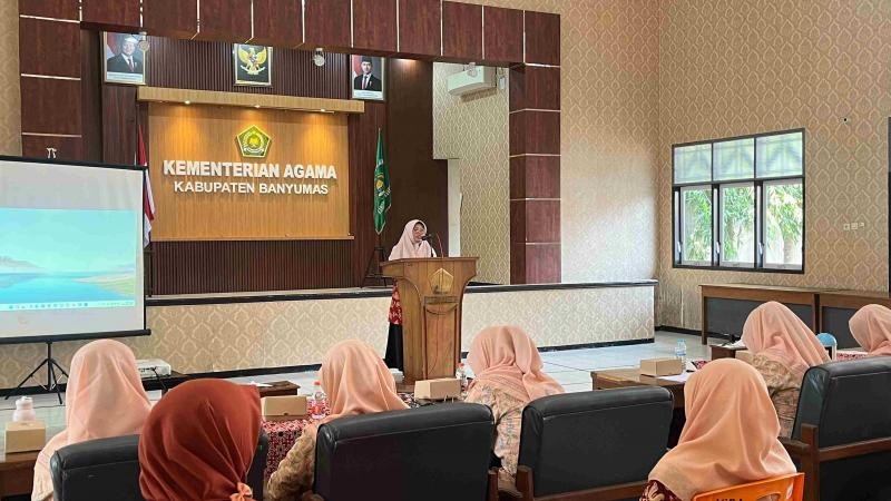 Rajut Silaturahmi, Rawat Kreativitas: MTsN 3 Banyumas Hadirkan Kultum dan Keterampilan di DWP Kemenag Banyumas
