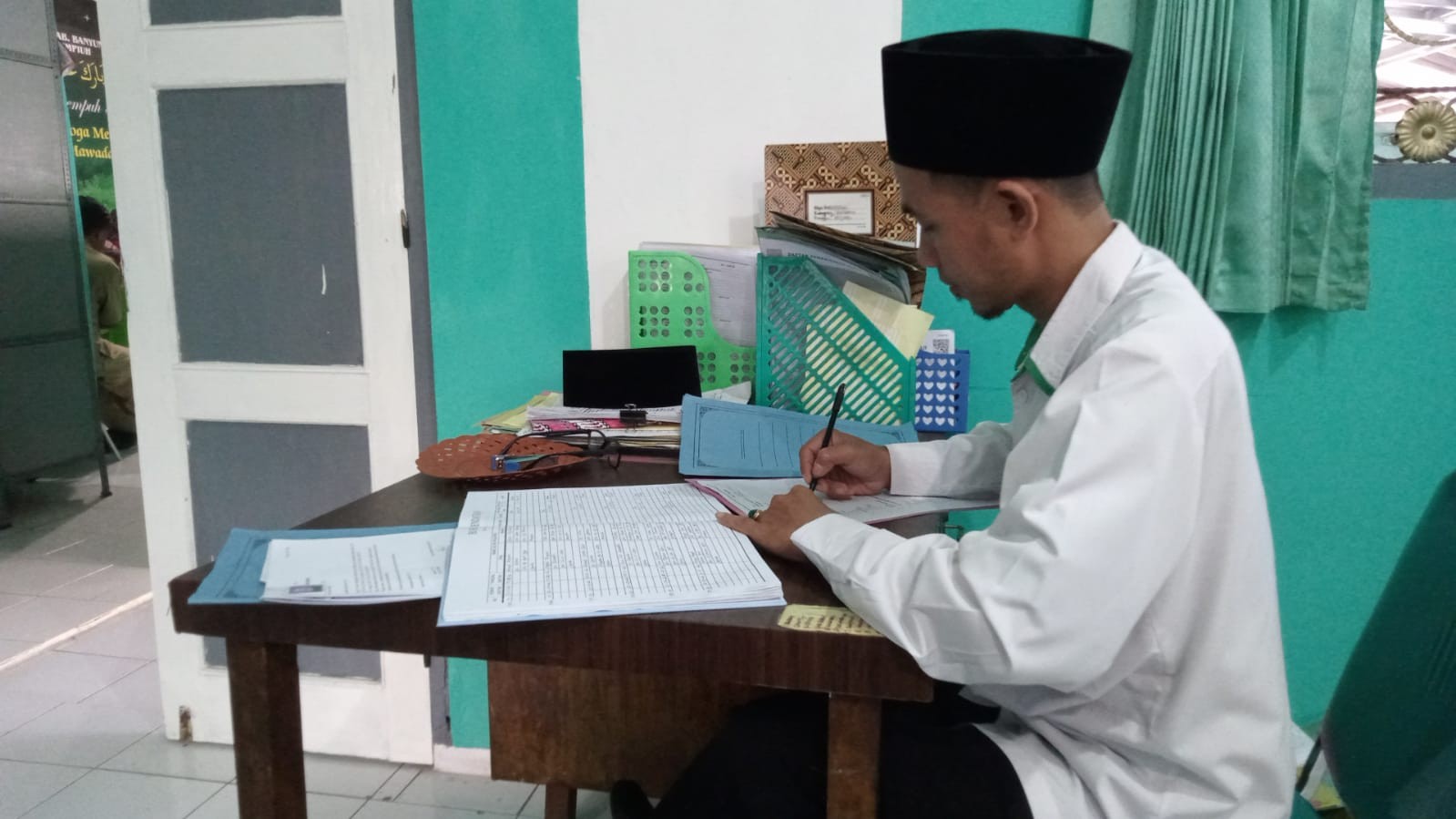 Goresan Pena Penjaga Ikatan: Dedikasi Staf KUA
