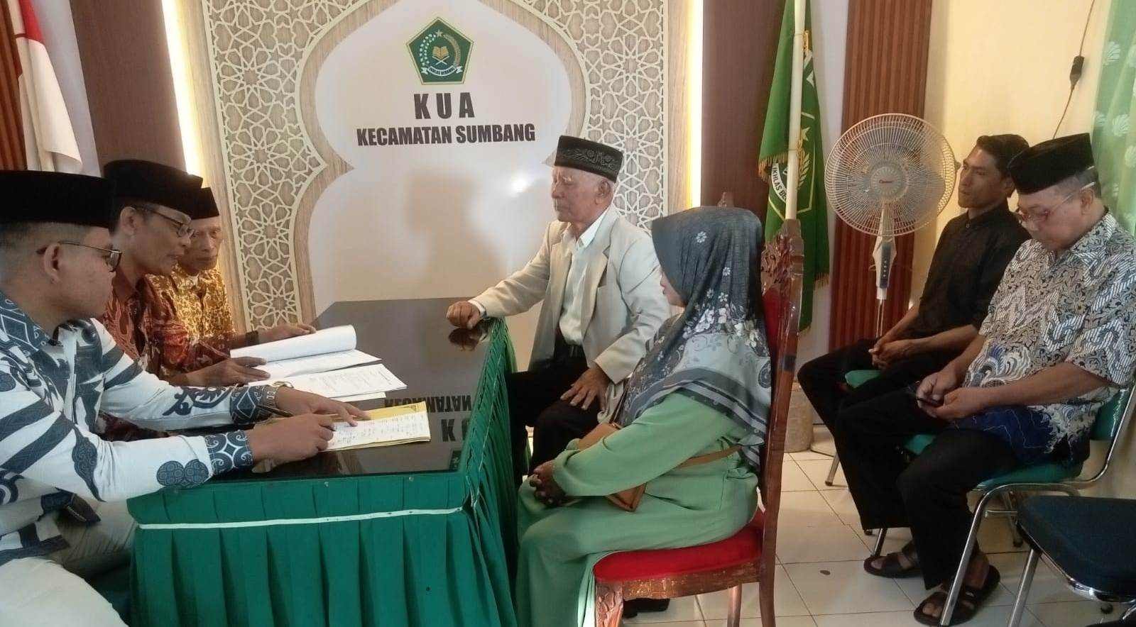 Pernikahan Tak Kenal Usia, Disahkan di Balai Nikah KUA Sumbang