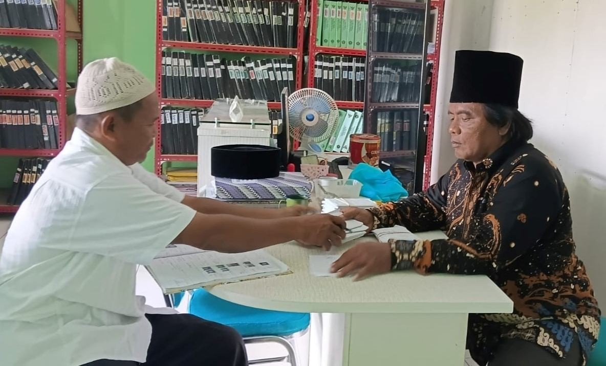 KUA Ajibarang Serahkan Lima Buku Nikah