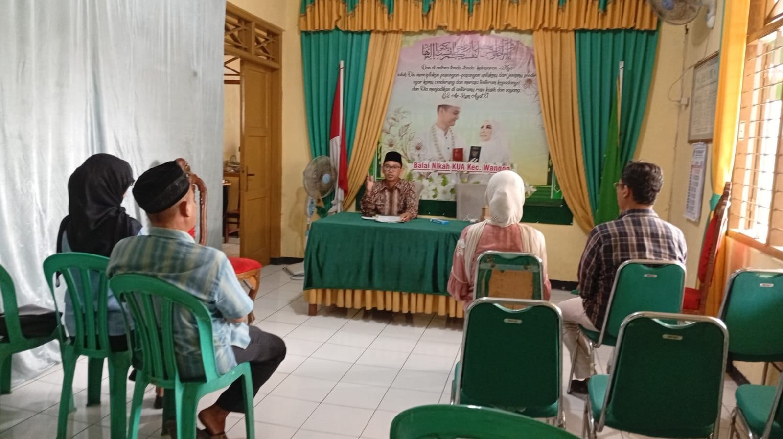 Tampil Professional dan Komunikatif; Penghulu Muda KUA Wangon Lakukan Pemeriksaan Nikah