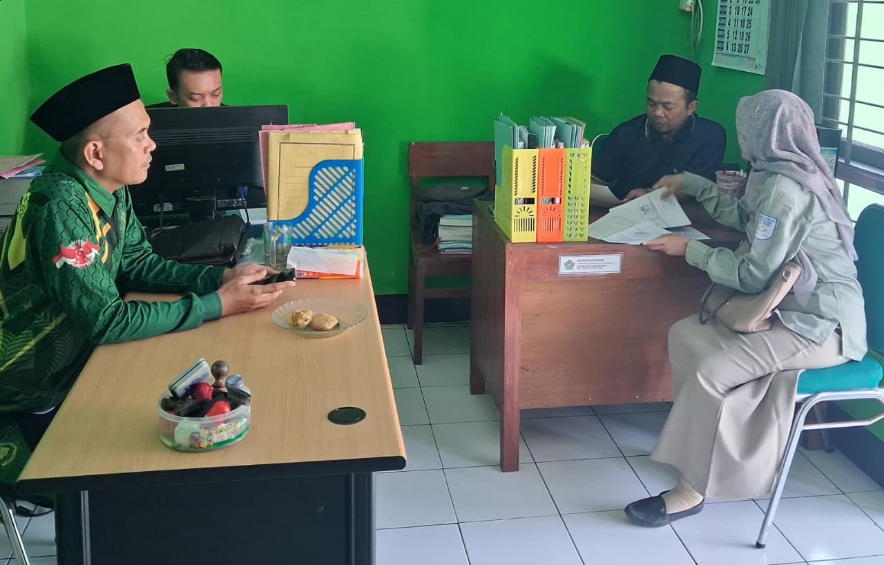 KUA Layani Permohonan Revisi Data Tanggal Lahir Orang Tua di Buku Nikah