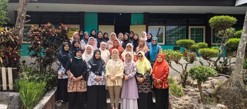 Penyuluh Wakili DWP KUA Pekuncen Hadiri Pertemuan Dharma Wanita Persatuan Kecamatan Pekuncen