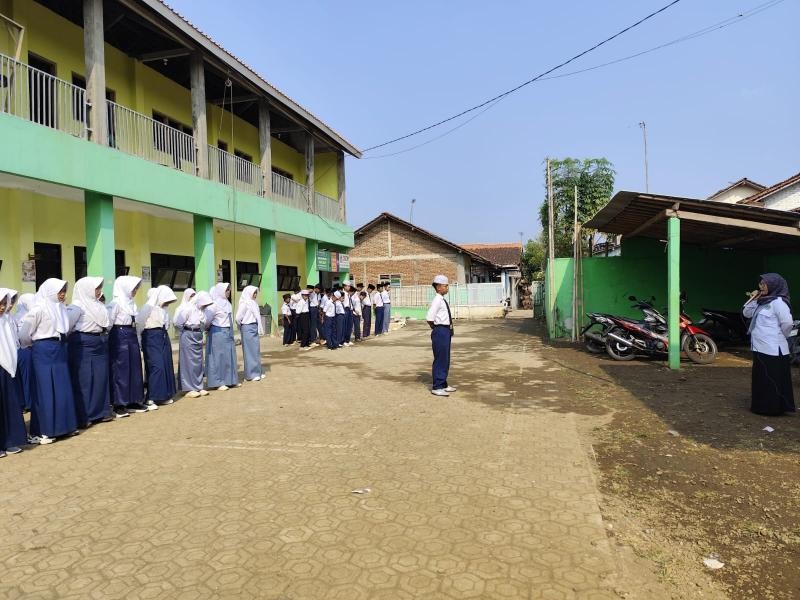 Awali Pekan dengan Kedisiplinan, MTs Nurul Iman Cikembulan Laksanakan Upacara Bendera Rutin