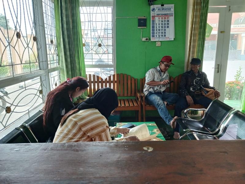 Warga Plangkapan Datang ke KUA Tambak Cari Dokumen Pernikahan Orang Tua