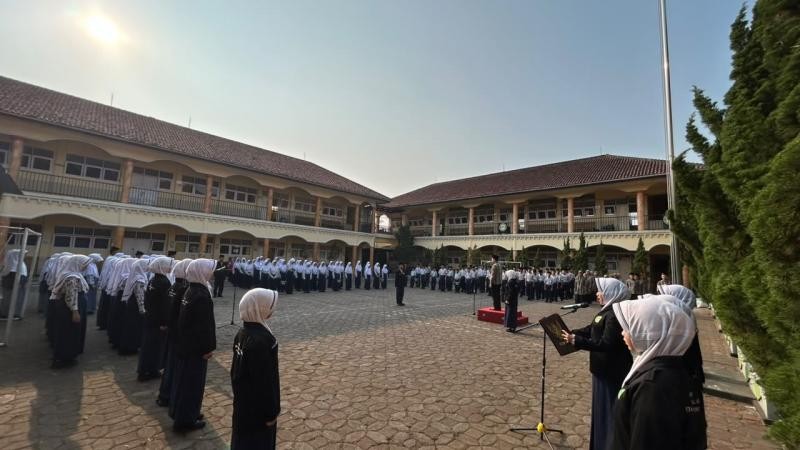 Perkuat Nilai Kebangsaan, Siswa MTs Modern Al Azhary Ajibarang Khidmat Ikuti Upacara Hari Kesaktian Pancasila