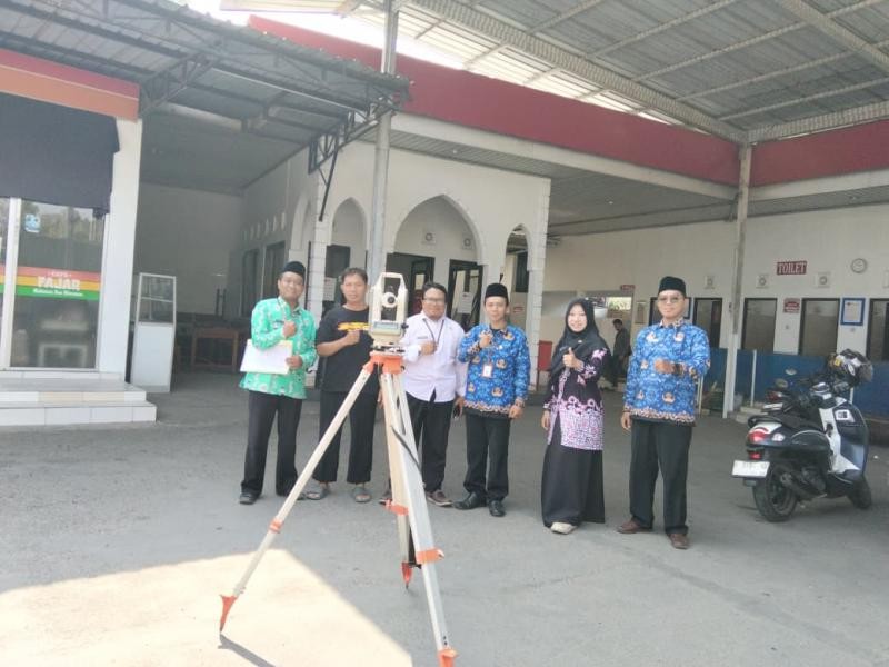 Pastikan Ketepatan Arah Kiblat, Penyuluh Kalibrasi Musholla SPBU 4453120 Jambu Wangon 