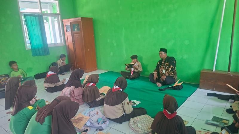 Uji Kemampuan Baca Kitab, Penyuluh Agama Beri Apresiasi bagi Santri MIMA NU Banjaranyar
