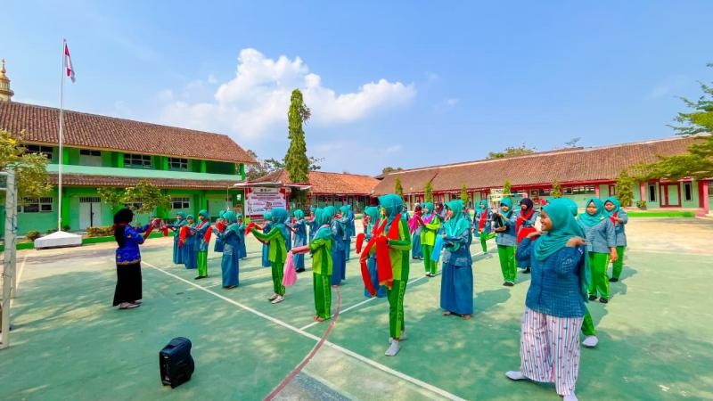Gerak Gemulai, Semangat Membara: Ekstrakurikuler Tari MTs Negeri 3 Banyumas Kembali Berlatih