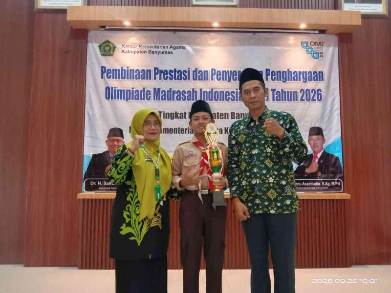Raih Juara Harapan 1 OMI Tingkat Kabupaten Banyumas, Giovanni Mumtazul Akhzam Terima Piala dari Kemenag Banyumas