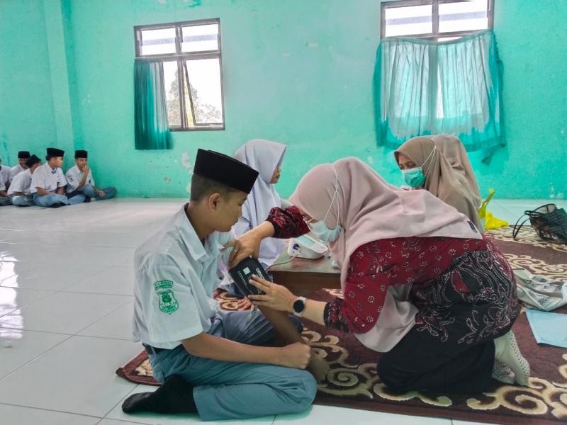 Peduli Kesehatan Generasi Muda, MA Al Ikhsan Beji Bersama Puskesmas Kedungbanteng Gelar Cek Kesehatan Gratis bagi Siswa Kelas X